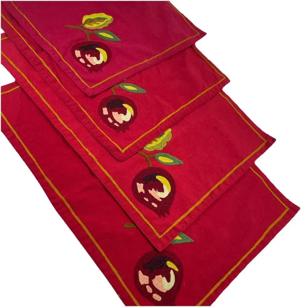 WiLLIIAMS SONOMA Dark Red Placemats 20X14 Embroidered Cotton Set of 4 Pre-Owned